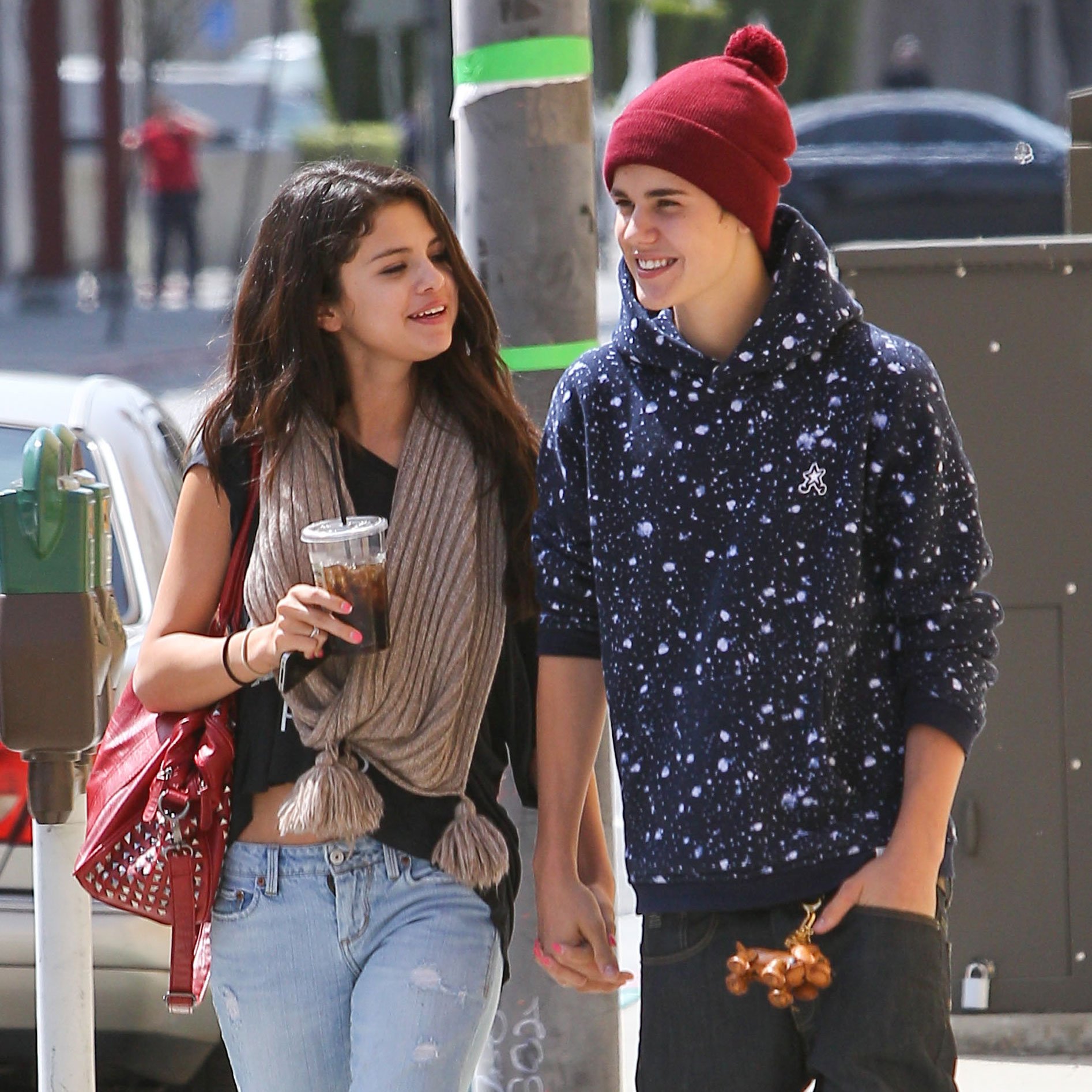 Justin-Bieber-Selena-Gomez-Holding-Hands-Pictures.jpg