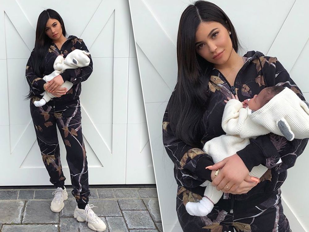 kylie-jenner-baby-stormi-face-ring-one-month-birthday-after.jpeg